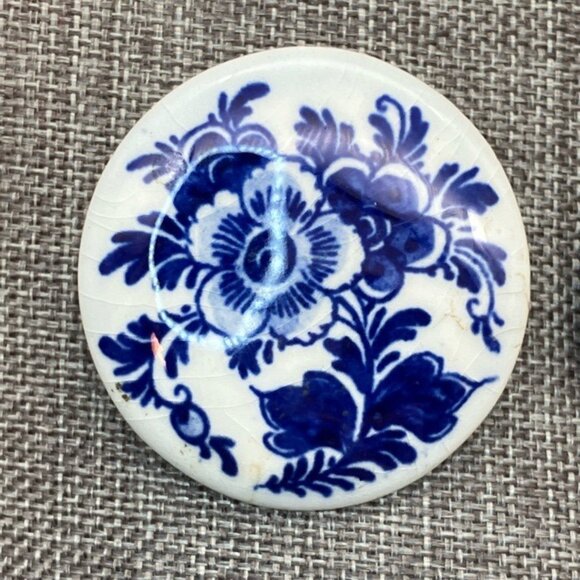 Vintage Delft Holland Brooch Set 1.5 & 1.25 In Floral Blue White Ceramic Signed - Picture 3 of 8